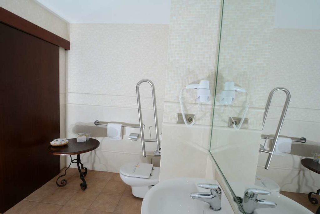 R2-hotels-rio-calma-adapted-room-bathroom-01-1024x683