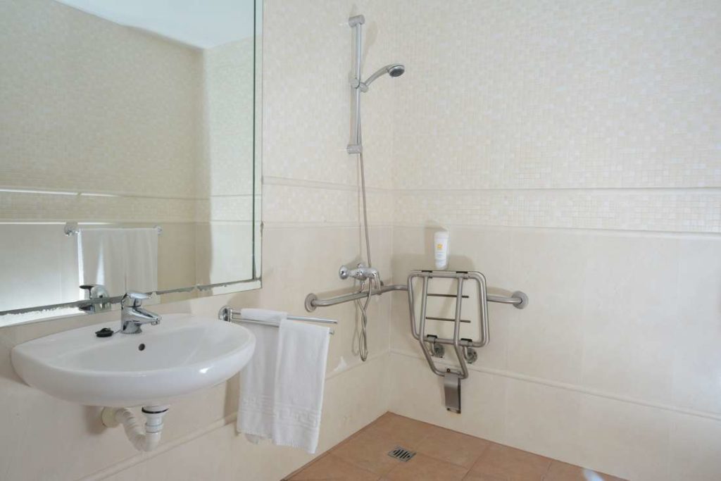 R2-hotels-rio-calma-adapted-room-bathroom-02-1024x683