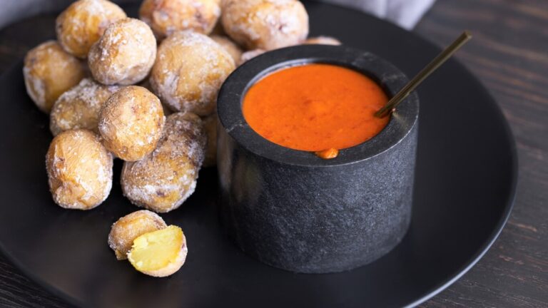 Papas guisadas con mojo rojo