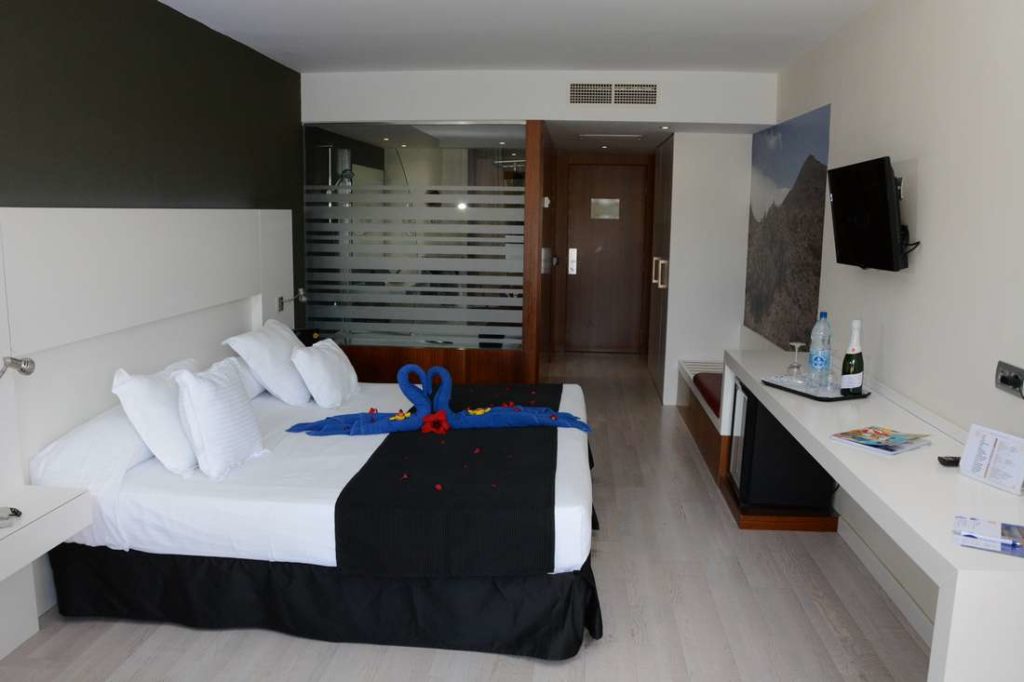 R2-Hotels-Romantic-Fantasia-Dreams-Room-03-1024x682