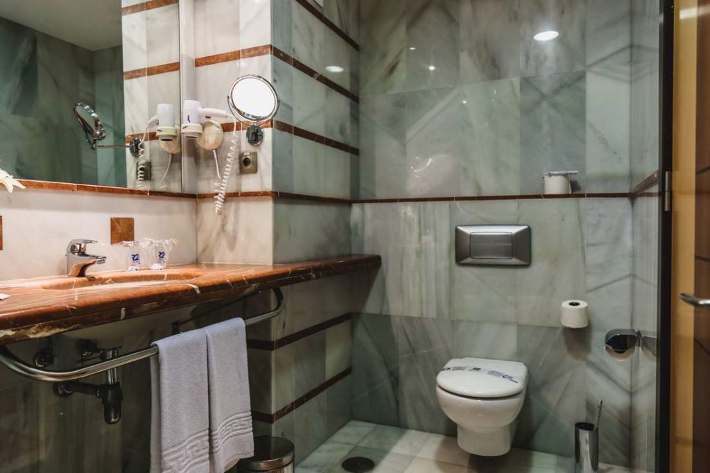 R2-hotels-pajara-beach-double-bathroom-2-1024x682