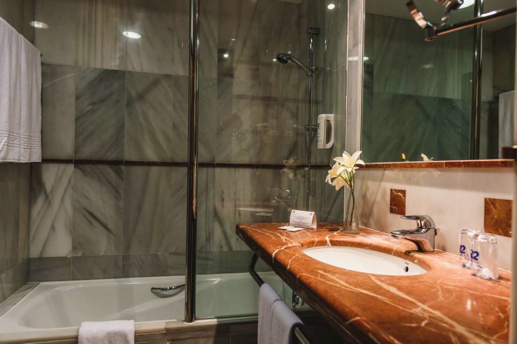 R2-hotels-pajara-beach-double-room-bathroom-1024x682