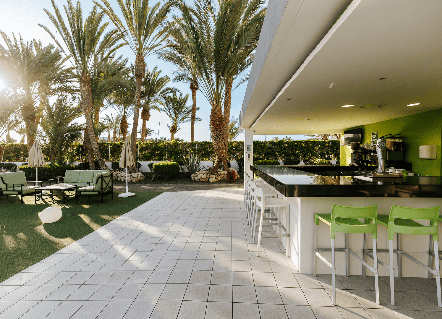 R2 Romantic- Bares y otros